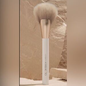 New Package Travel Pouch HUDA BEAUTY GloWish Airbrush Finish Skin Tint Brush $31